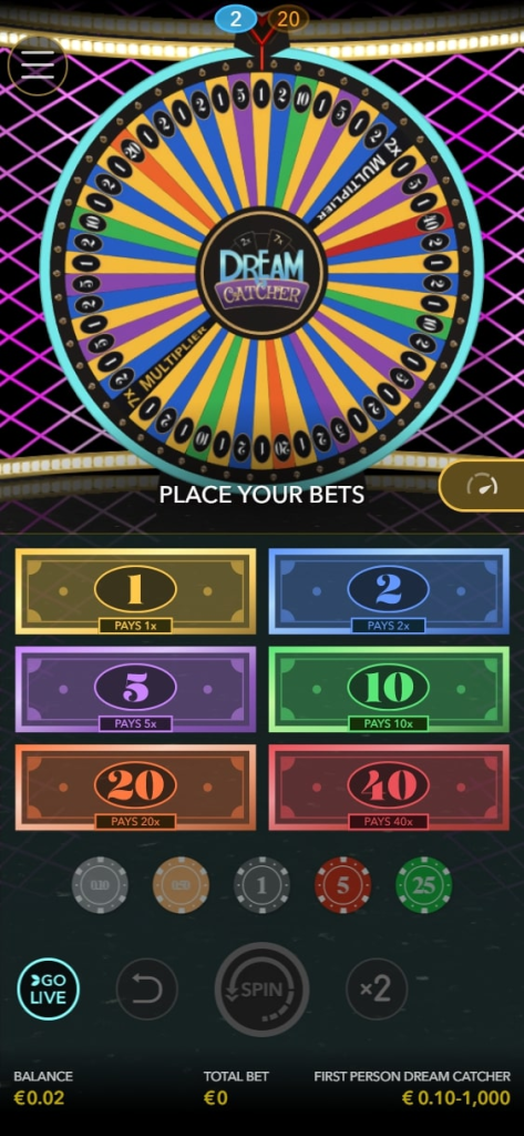 Questa immagine mostra un'interfaccia di gioco da casinò digitale chiamata "Dream Catcher". La caratteristica principale è una grande ruota colorata divisa in segmenti numerati, che ricorda una ruota dei premi. La ruota ha uno schema di colori vivace arcobaleno con numeri che vanno da 1 a 40.